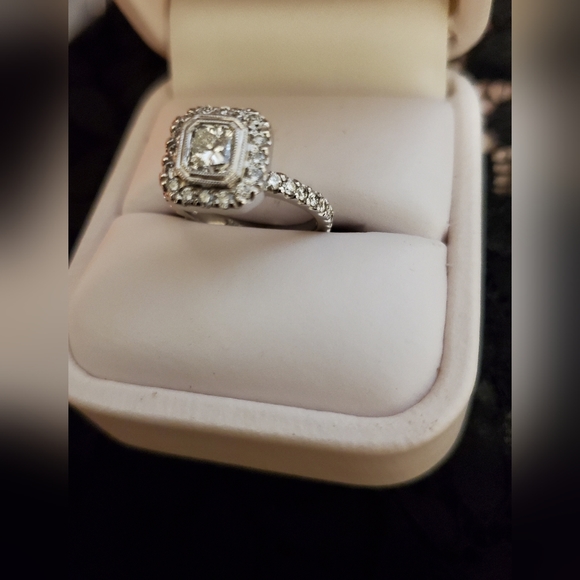 New, unworn - 14kt. White Gold Diamond Ring. - Picture 4 of 15